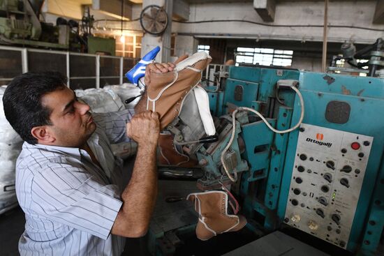 Завод по изготовлению изделий из полимеров на востоке Дамаска в районе Баб аль Шарки