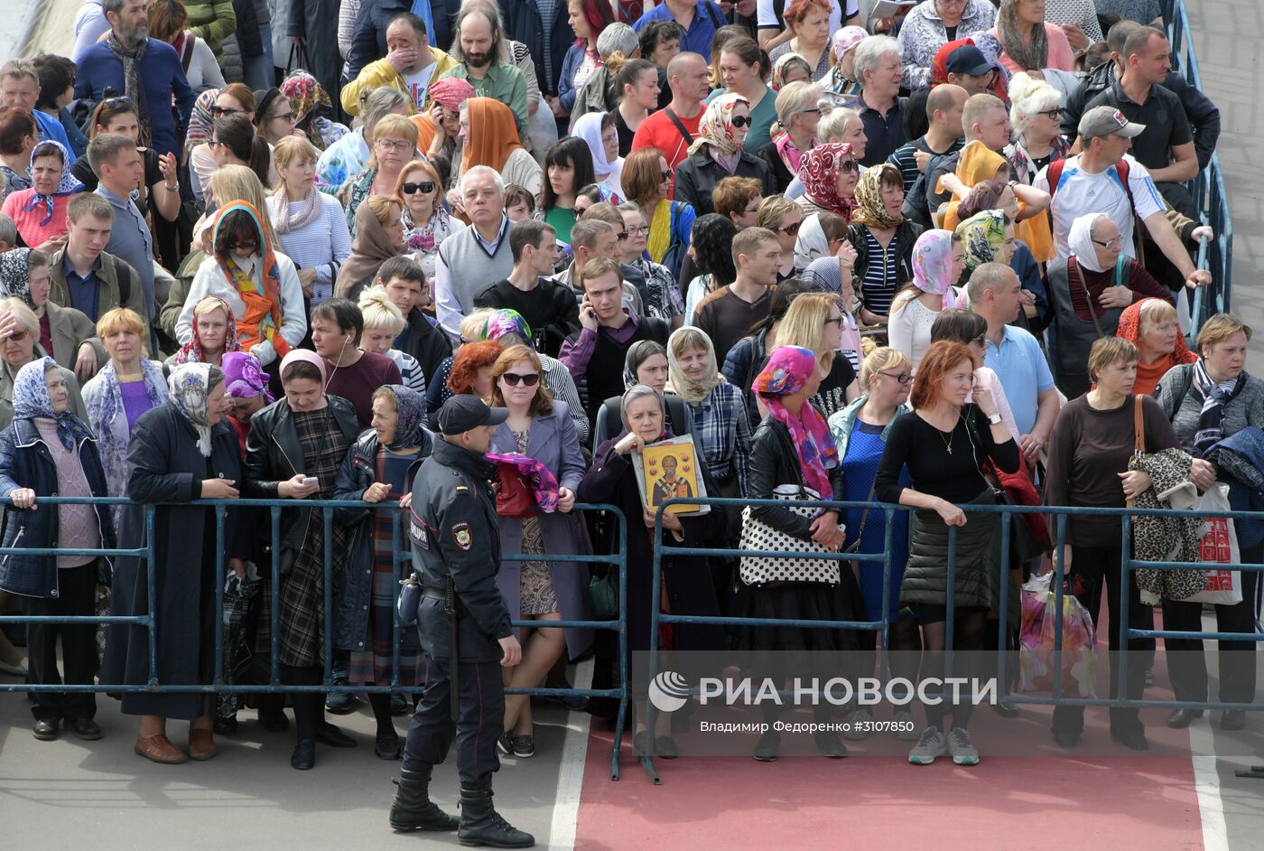 Очередь паломников к мощам Николая Чудотворца