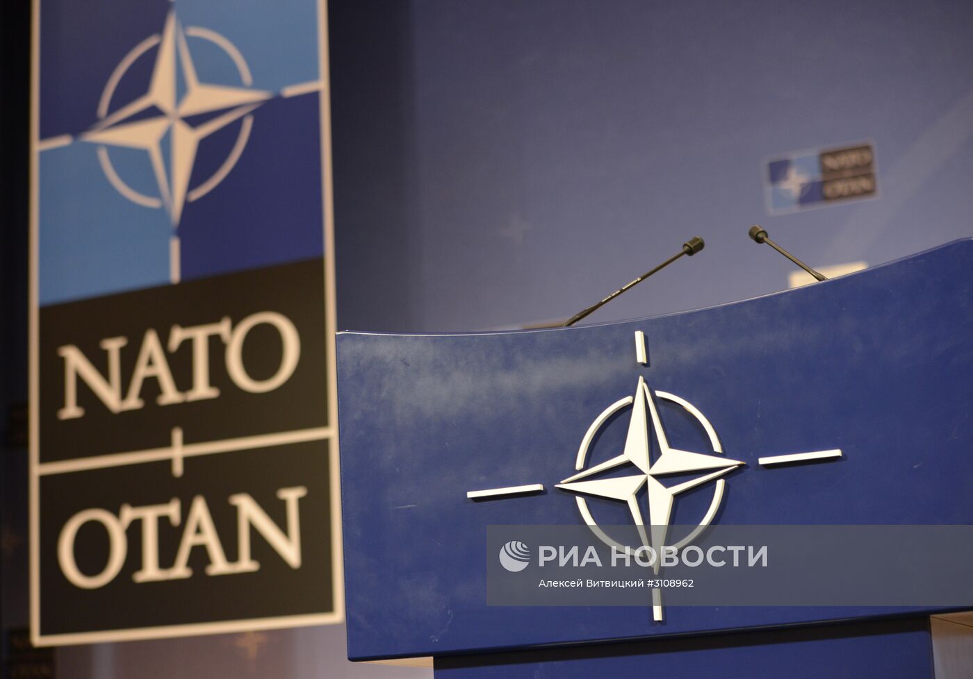 Трибуна в зале для пресс-конференций штаб-квартиры НАТО