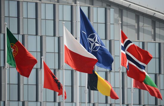 Флаги стран участниц у штаб-квартиры НАТО в Брюсселе