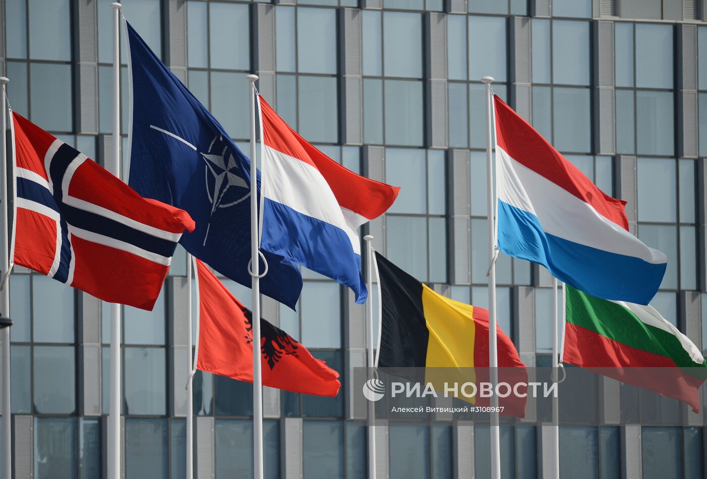 Флаги стран участниц у штаб-квартиры НАТО в Брюсселе