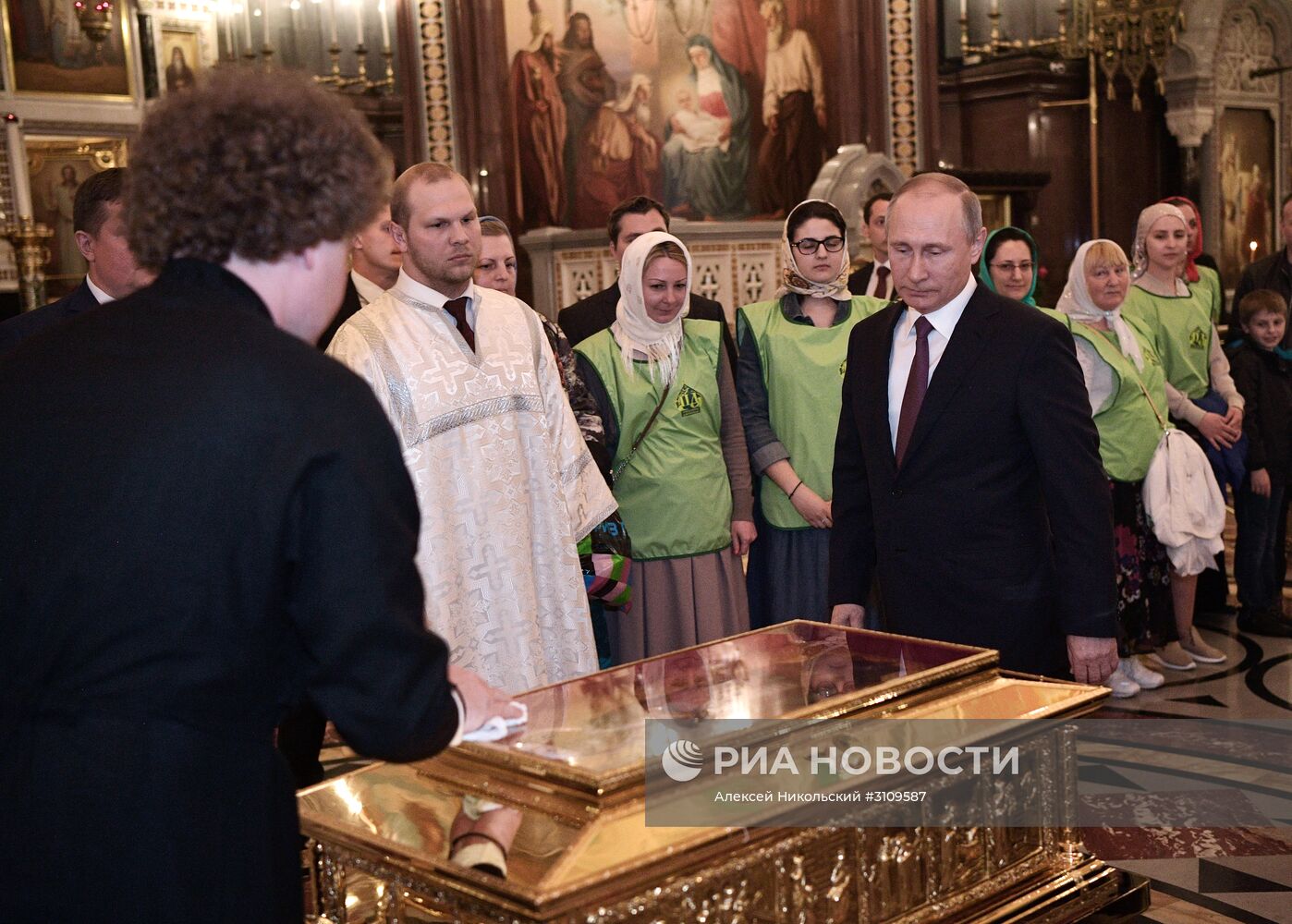 Президент РФ В. Путин посетил храм Христа Спасителя