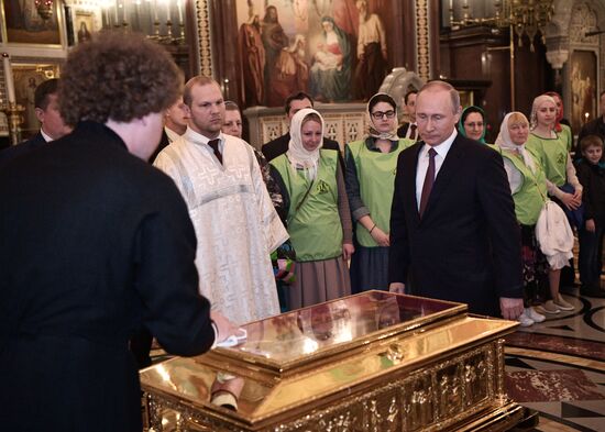 Президент РФ В. Путин посетил храм Христа Спасителя