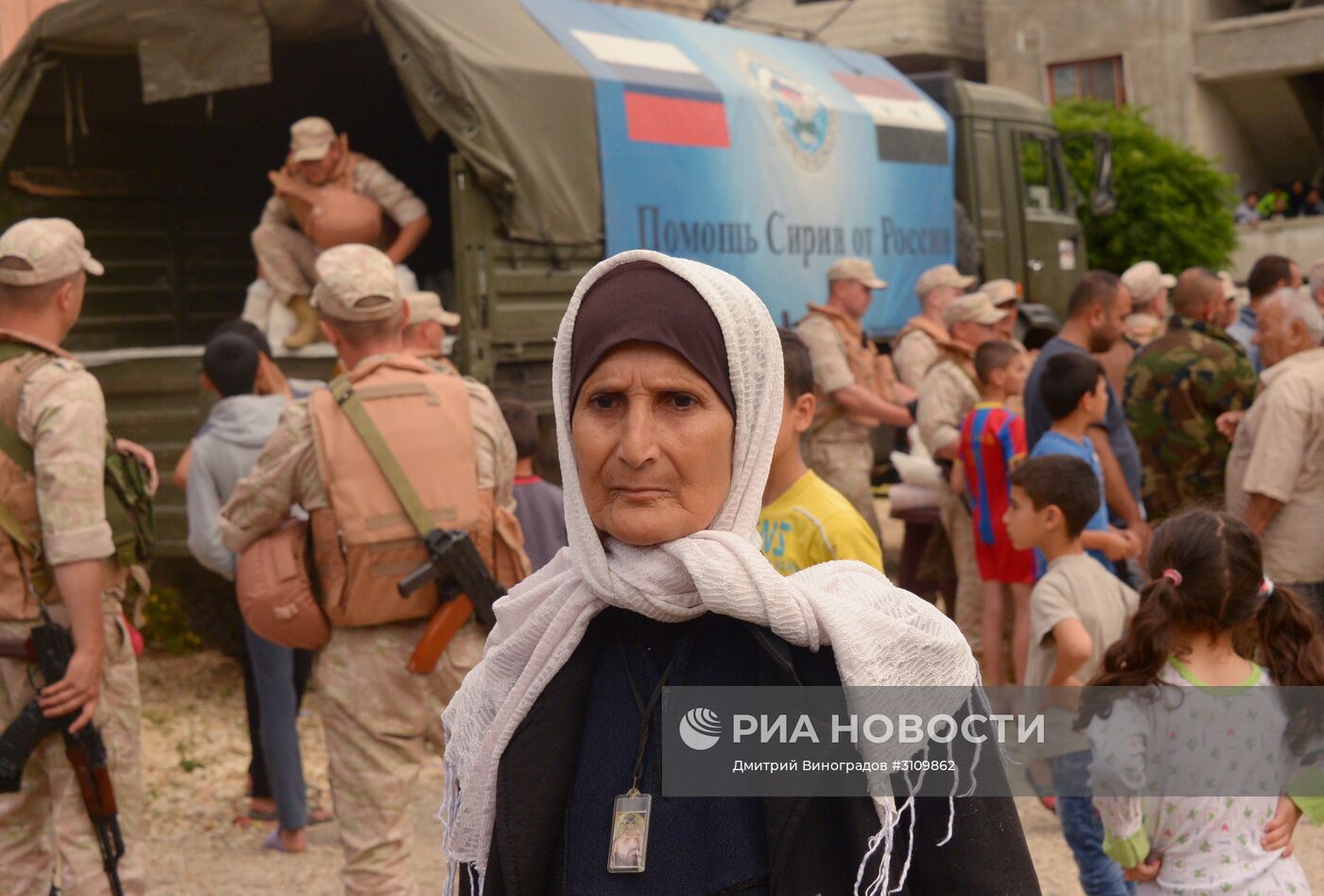 Раздача гуманитарной помощи в сирийской провинции Латакия