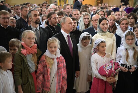 Президент РФ В. Путин посетил московский Сретенский монастырь