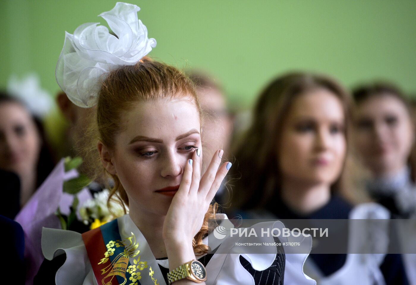 Как не плакать на выпускном. Красивые выпускницы. Учительница на выпускном. Выпускники плачут. Выпускница плачет.