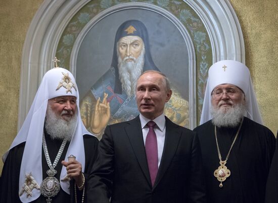 Президент РФ В. Путин посетил московский Сретенский монастырь