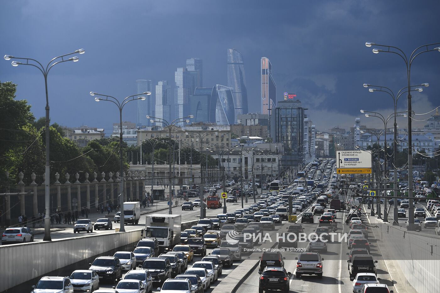 Пробка на Садовом кольце в Москве Празднование последнего звонка в России