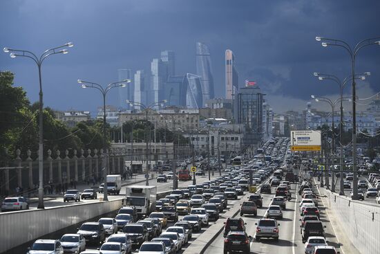 Пробка на Садовом кольце в Москве Празднование последнего звонка в России