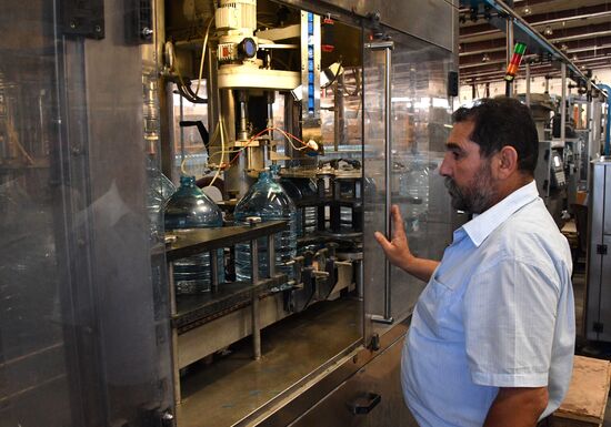 Производство минеральной воды в пригороде Дамаска