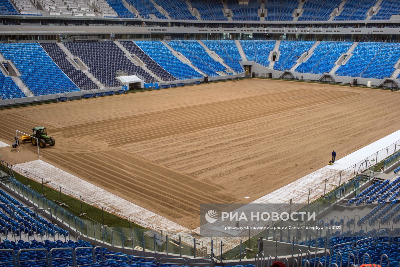На стадионе "Санкт-Петербург Арена" начали укладывать новый газон