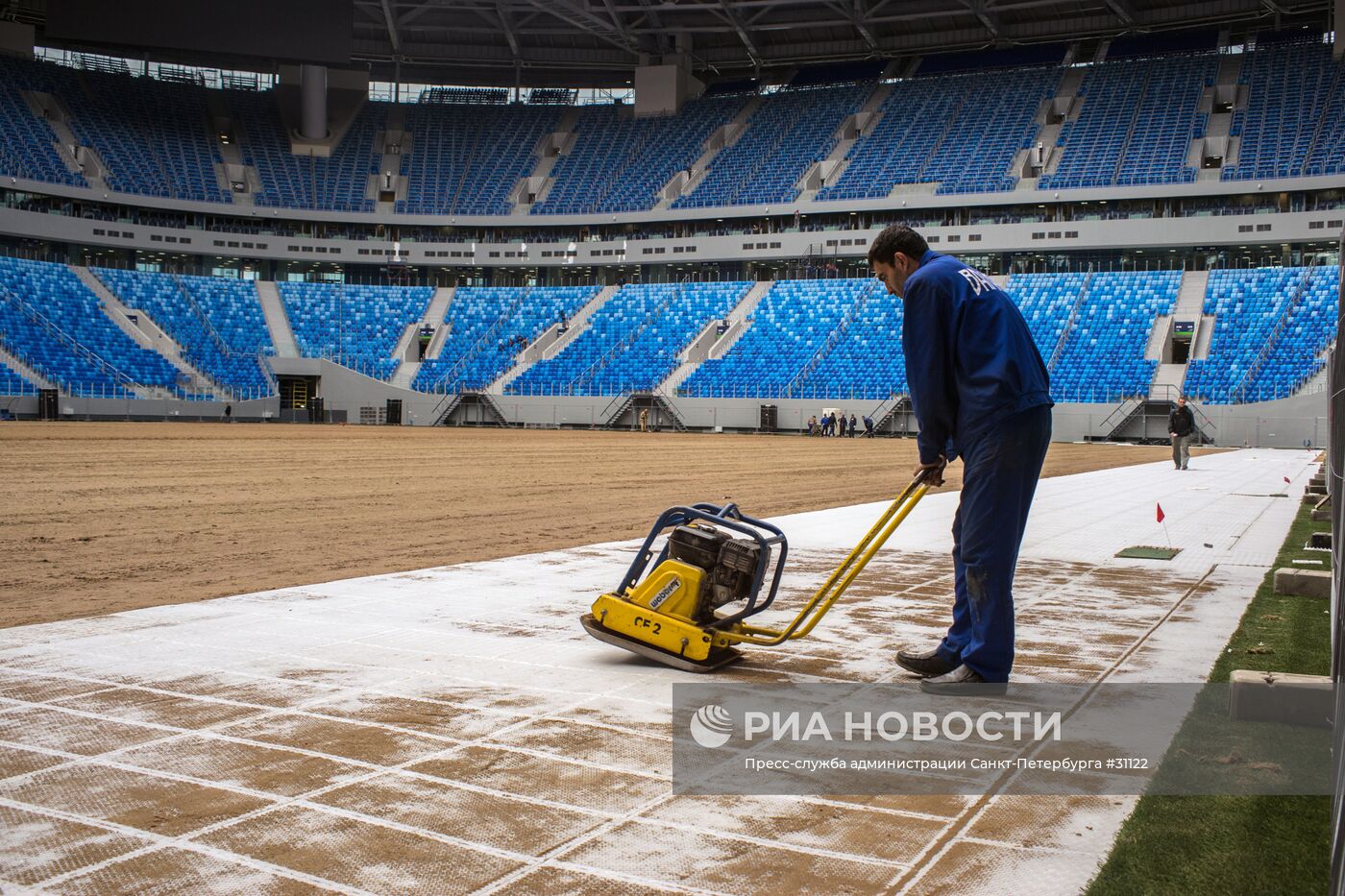 На стадионе "Санкт-Петербург Арена" начали укладывать новый газон