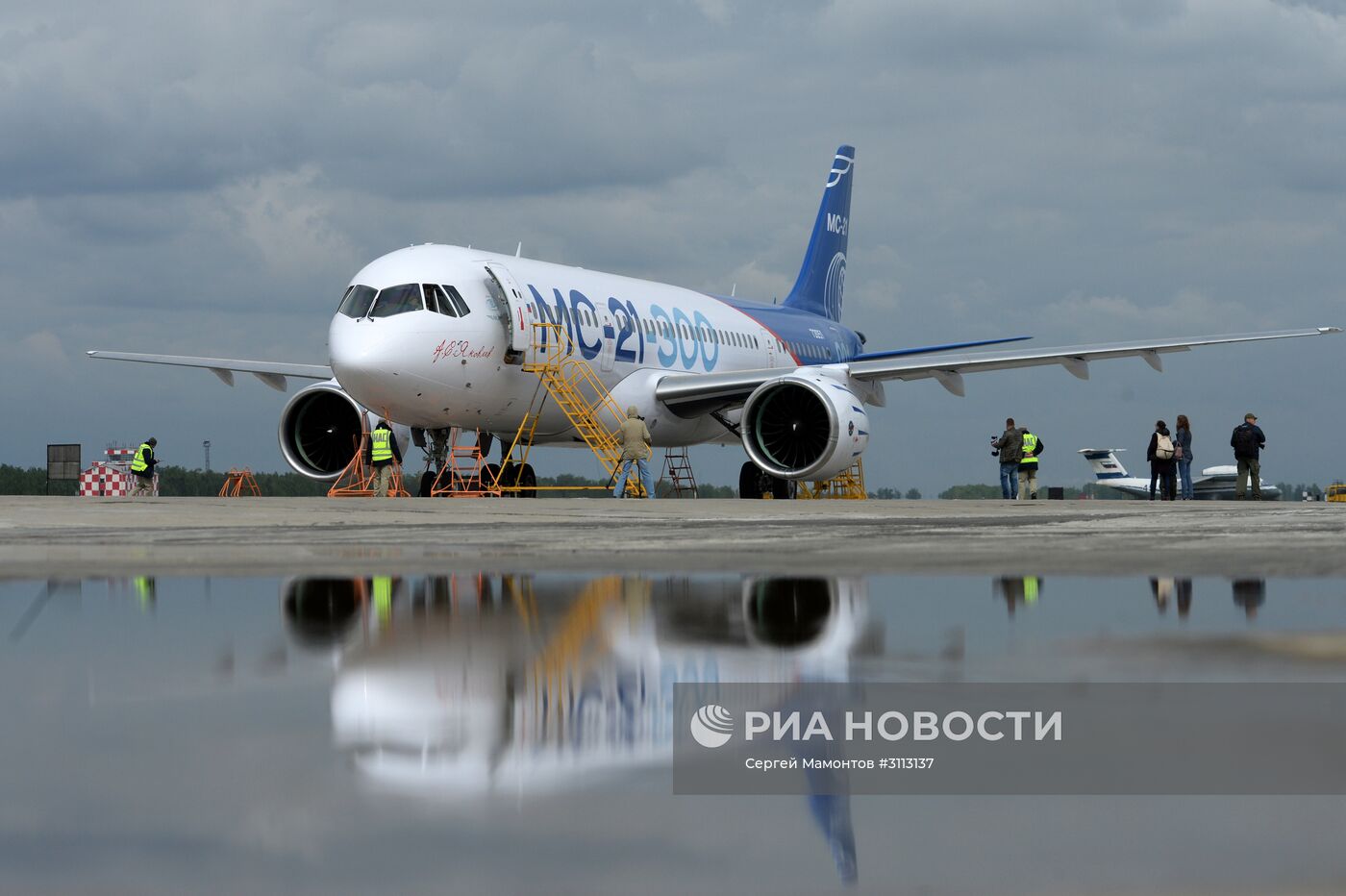 Первый полет нового российского пассажирского самолета МС-21