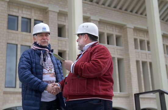 Посадка деревьев и вручение премии Олега Янковского "Творческое открытие"