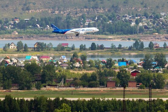 Первый полет нового российского пассажирского самолета МС-21