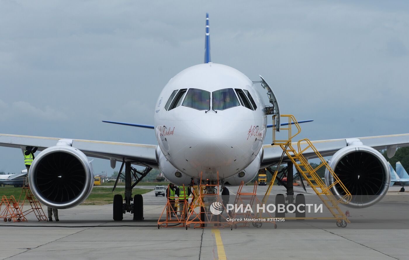 Первый полет нового российского пассажирского самолета МС-21