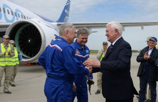 Первый полет нового российского пассажирского самолета МС-21