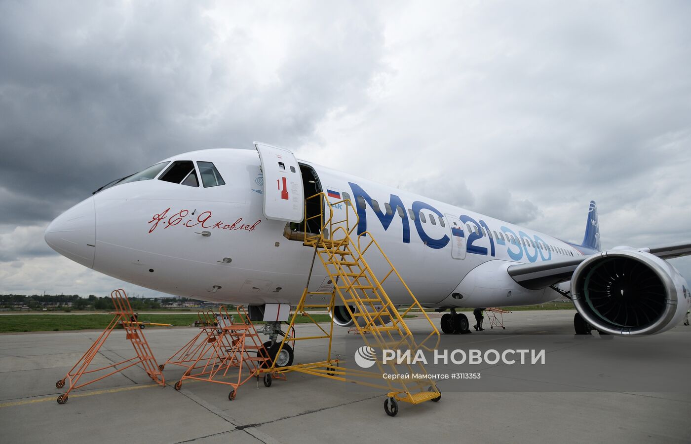 Первый полет нового российского пассажирского самолета МС-21