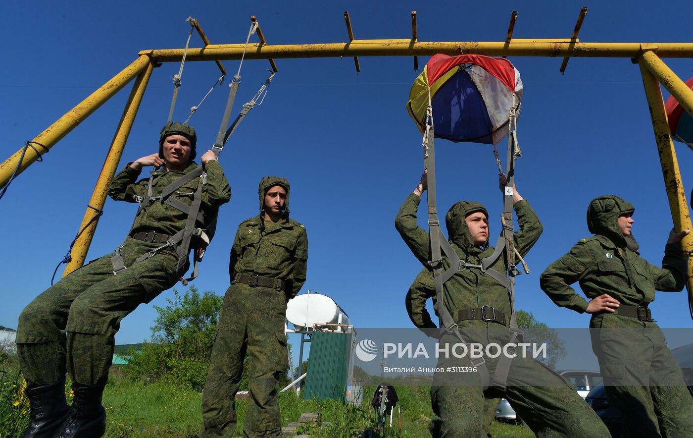 Десантирование воспитанников Уссурийского суворовского училища