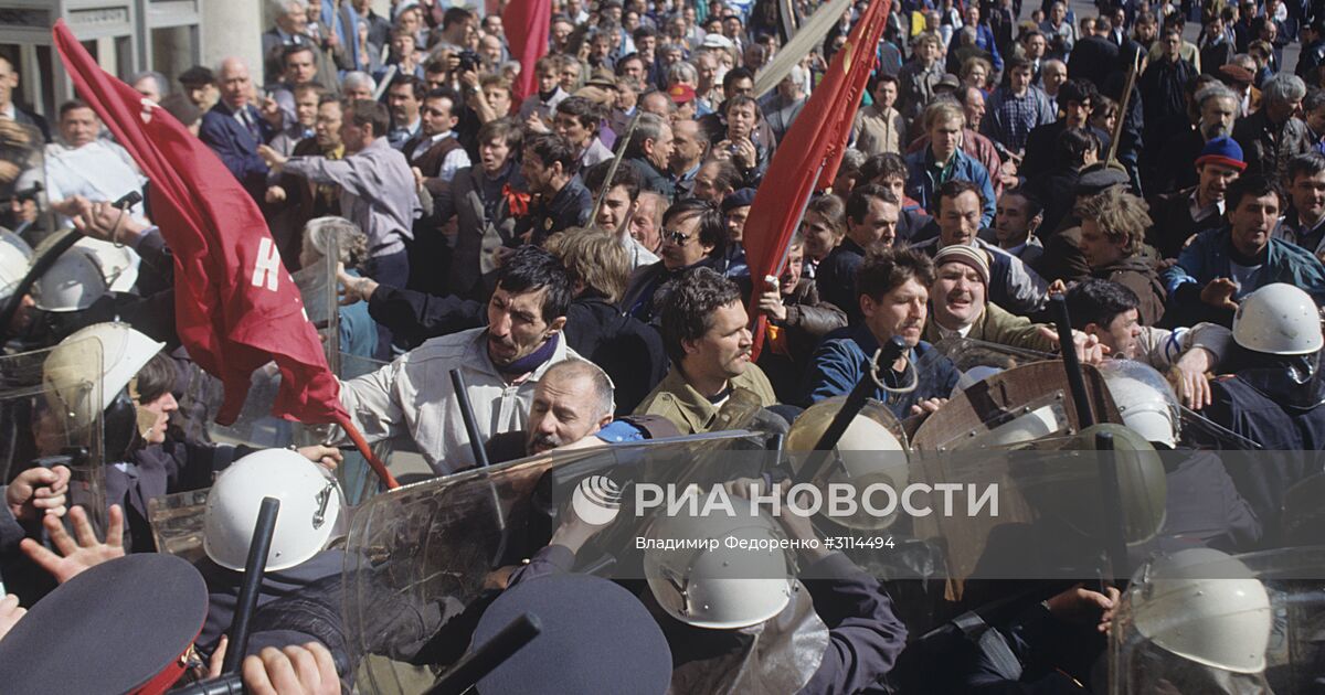 Под еще свежими впечатлениями от московских волнений. Кровавый Первомай 1993 года в Москве. Первомайский митинг 1993. Демонстрация 1 мая 1993 года в Москве.