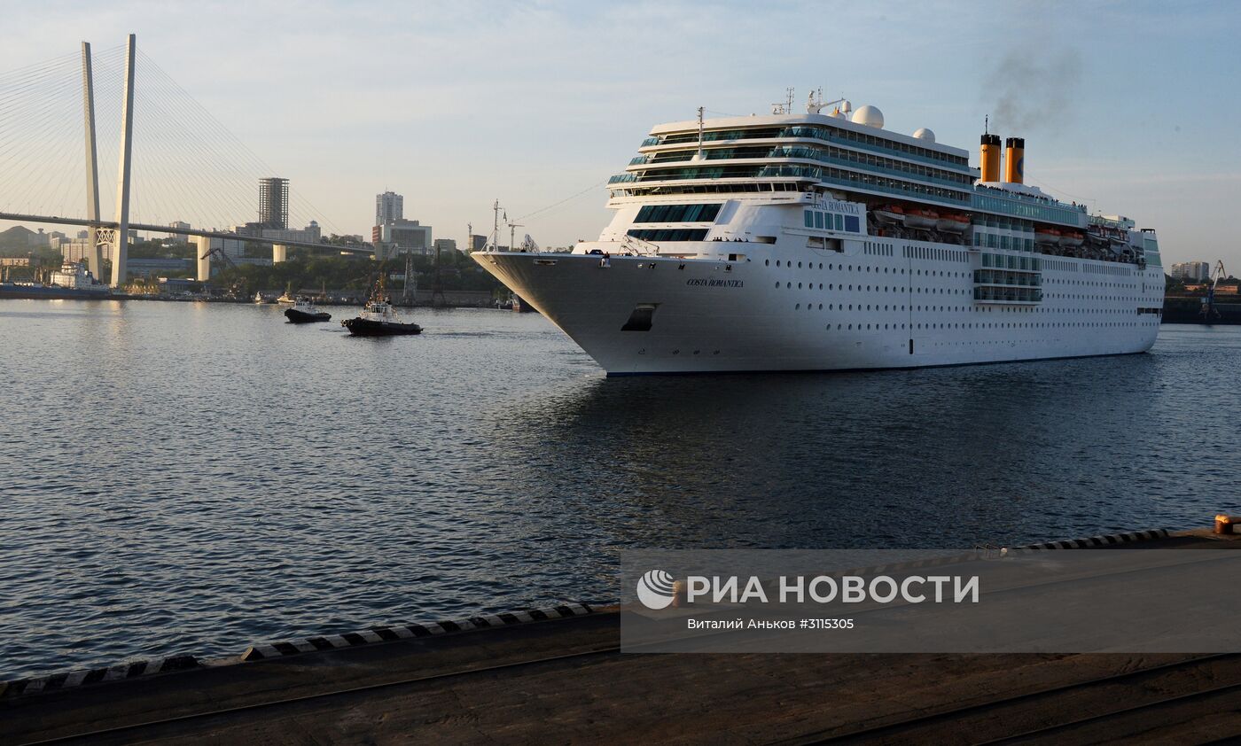 Прибытие океанского суперлайнера Costa NeoRomantica во Владивосток