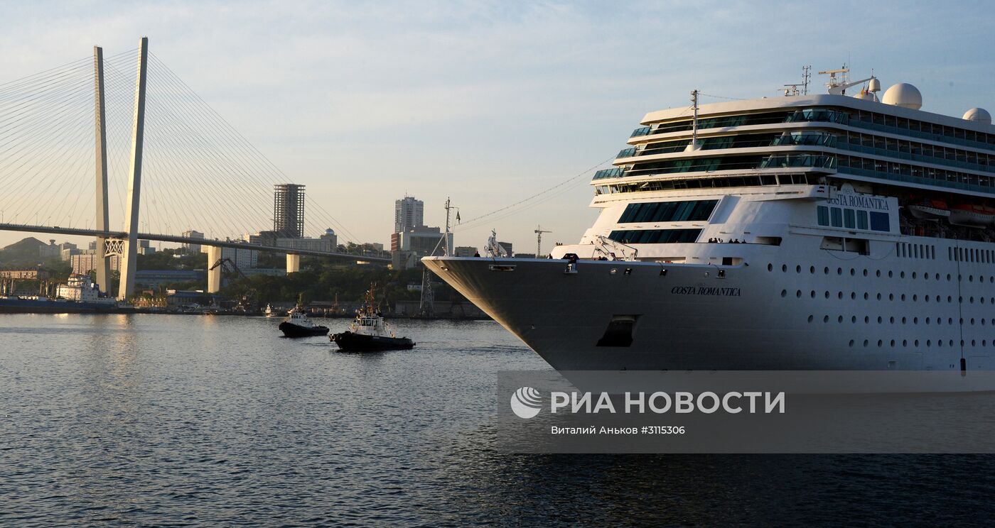 Прибытие океанского суперлайнера Costa NeoRomantica во Владивосток