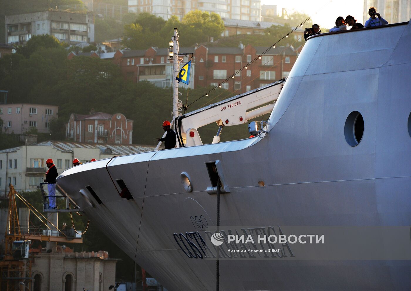 Прибытие океанского суперлайнера Costa NeoRomantica во Владивосток