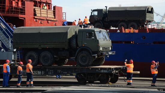 Учения по погрузке военной техники на судно "Капитан Кремс" во Владивостоке