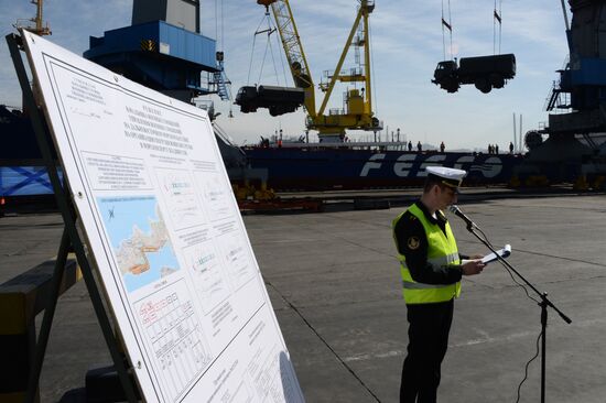 Учения по погрузке военной техники на судно "Капитан Кремс" во Владивостоке