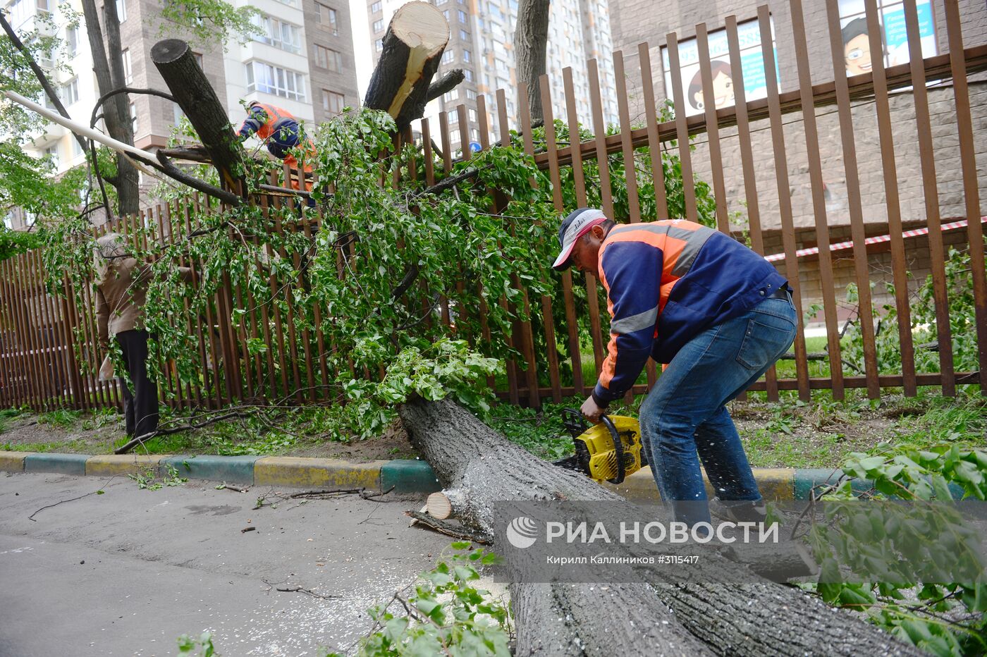 Ликвидация последствий урагана в Москве