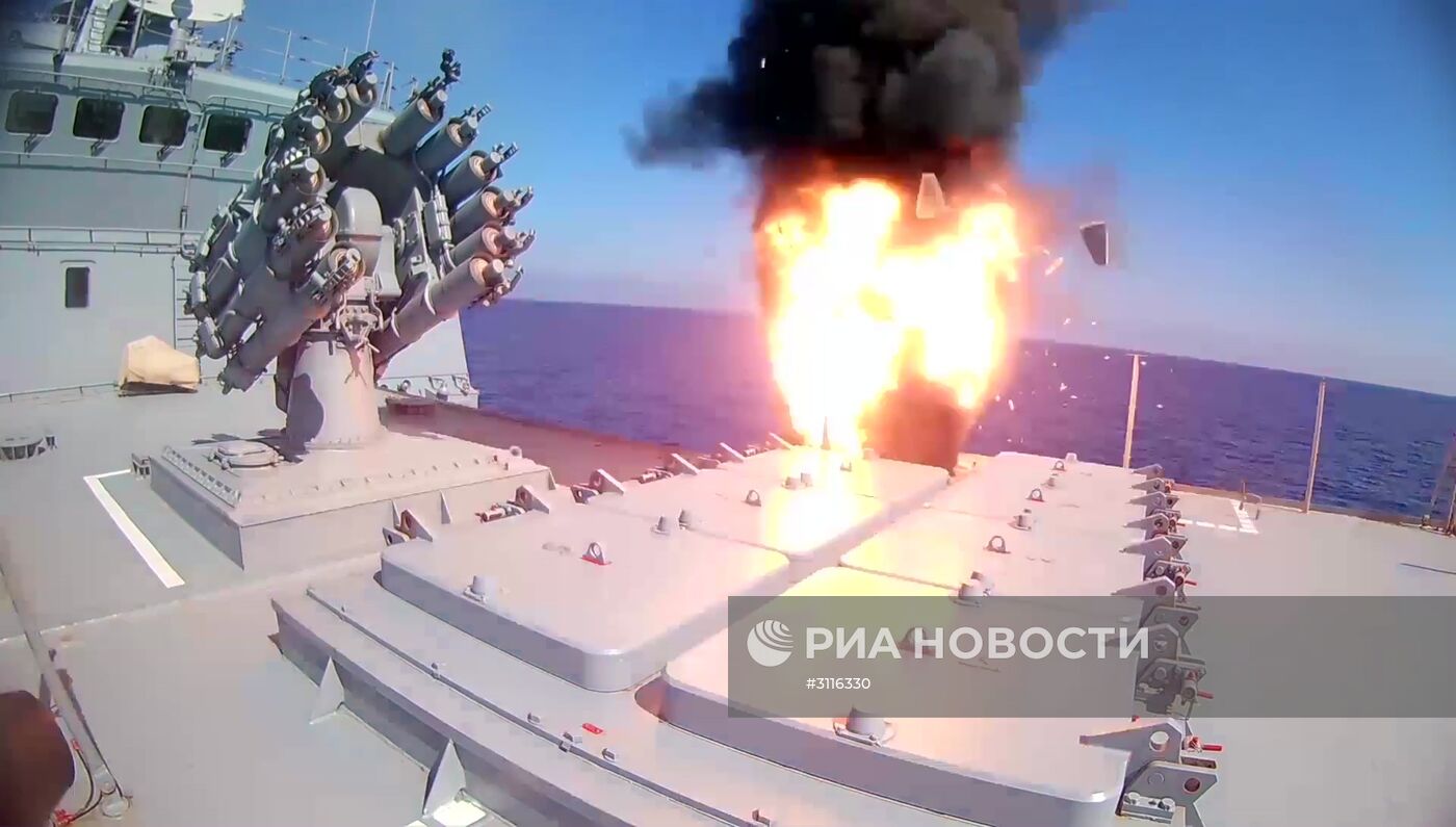 Корабли ВМФ РФ запустили крылатые ракеты "Калибр" по объектам ИГ в районе Пальмиры