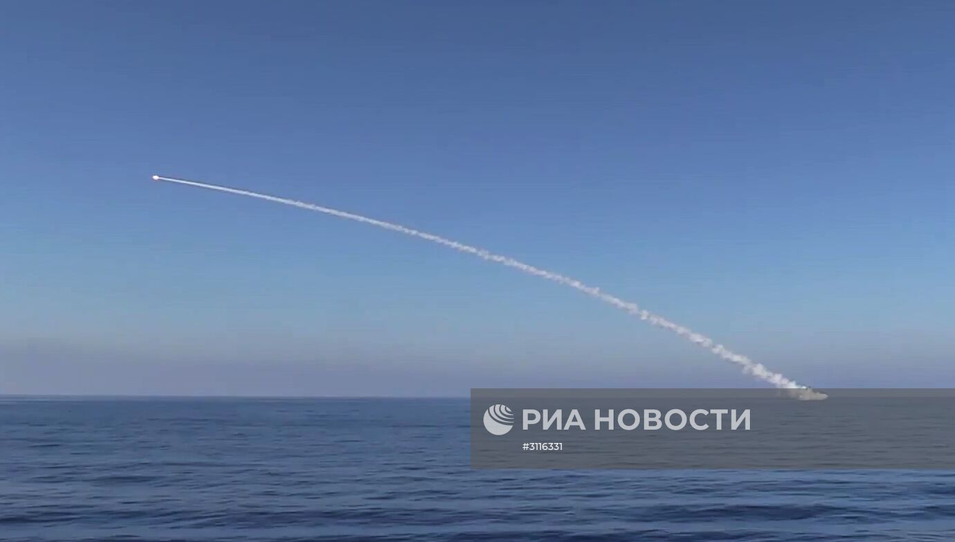 Корабли ВМФ РФ запустили крылатые ракеты "Калибр" по объектам ИГ в районе Пальмиры