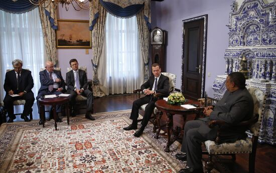 Премьер-министр РФ Дмитрий Медведев встретился с генсеком ОПЕК М. Баркиндо