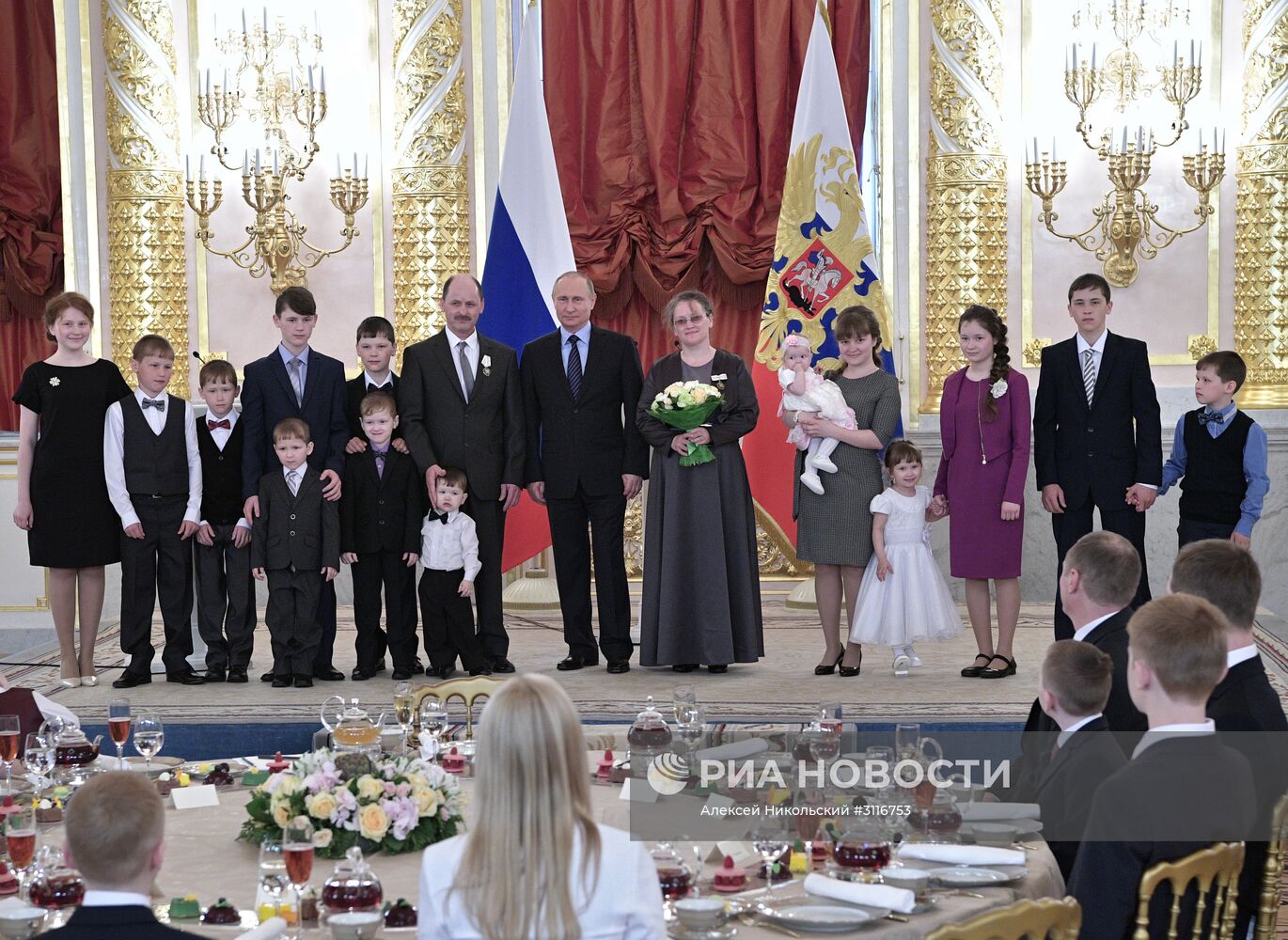 Церемония вручения президентом РФ В. Путиным орденов "Родительская слава" многодетным родителям