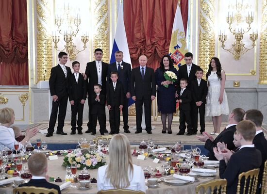 Церемония вручения президентом РФ В. Путиным орденов "Родительская слава" многодетным родителям