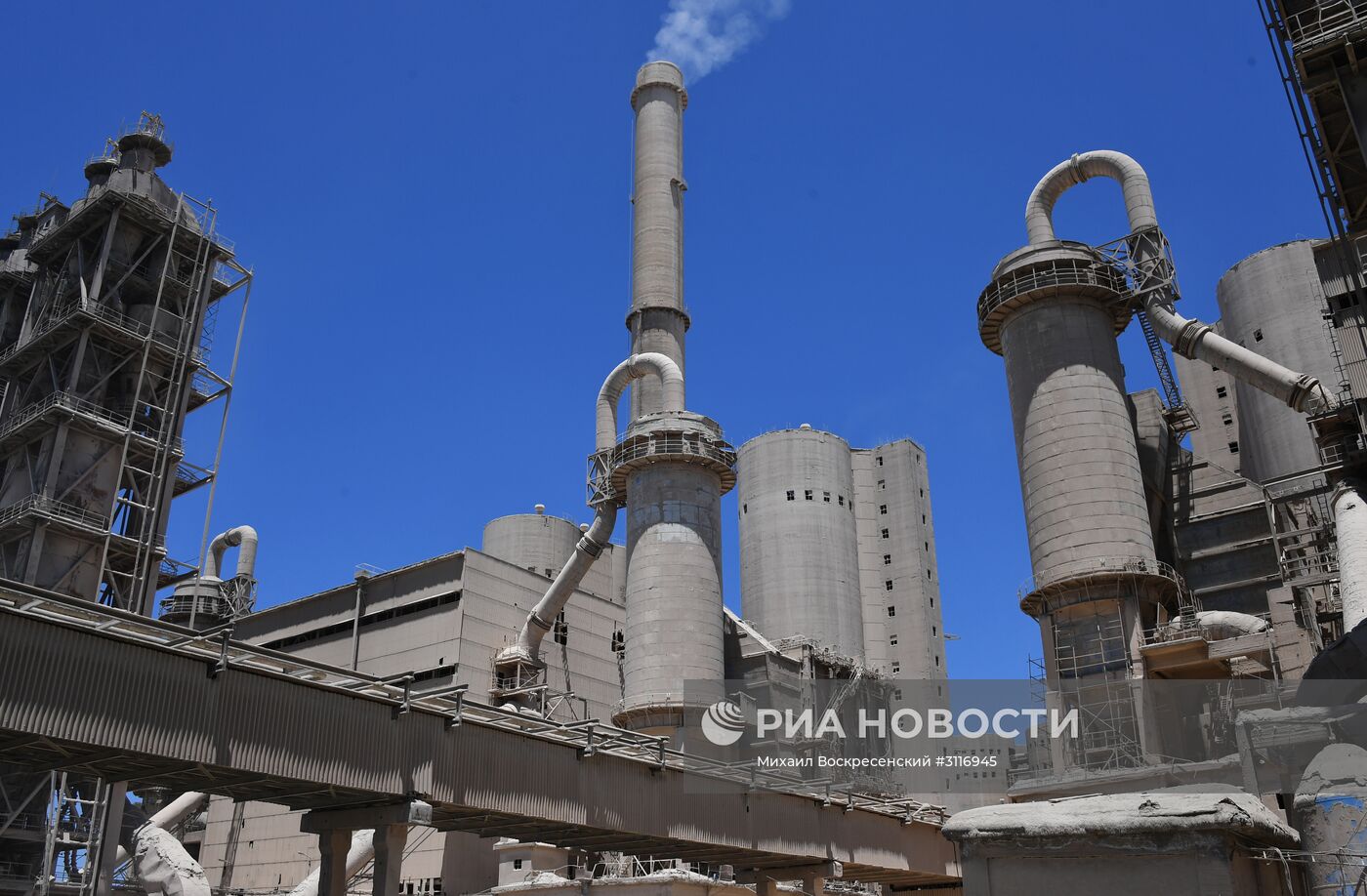 Цементный завод в пригороде сирийского города Тартуса