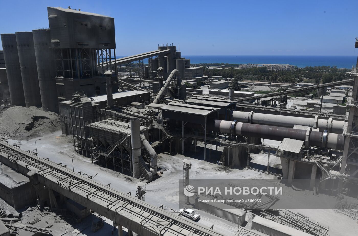 Цементный завод в пригороде сирийского города Тартуса