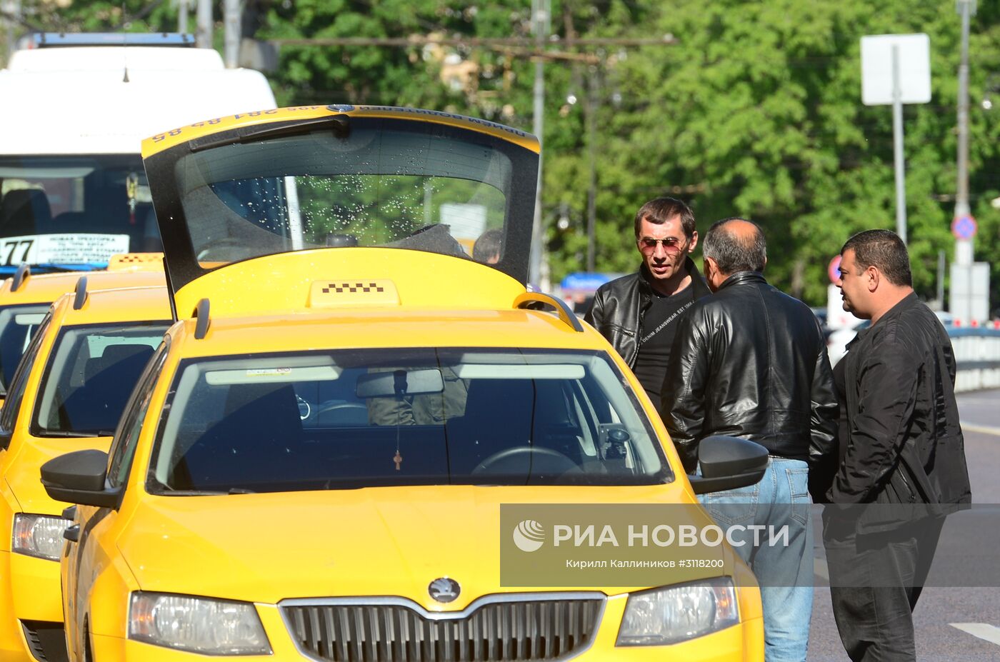 Водитель такси в новосибирске. Пассажир такси. Таксист. Толпа таксистов.