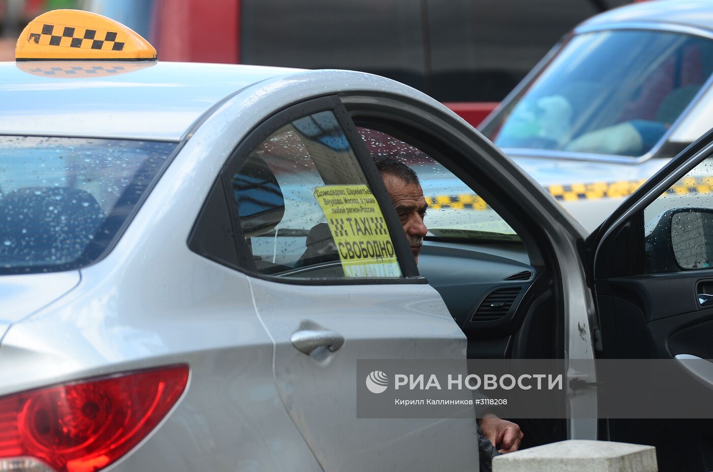 C 1 июня вступил в силу запрет на работу для водителей, не имеющих российских прав