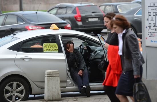C 1 июня вступил в силу запрет на работу для водителей, не имеющих российских прав