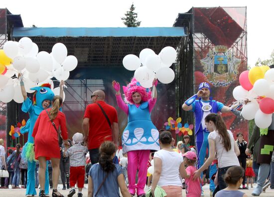 Празднование Дня защиты детей в Донецке