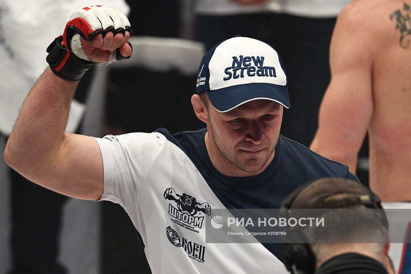 Смешанные единоборства. Бой между Александром Шлеменко и Брэндоном Хэлси