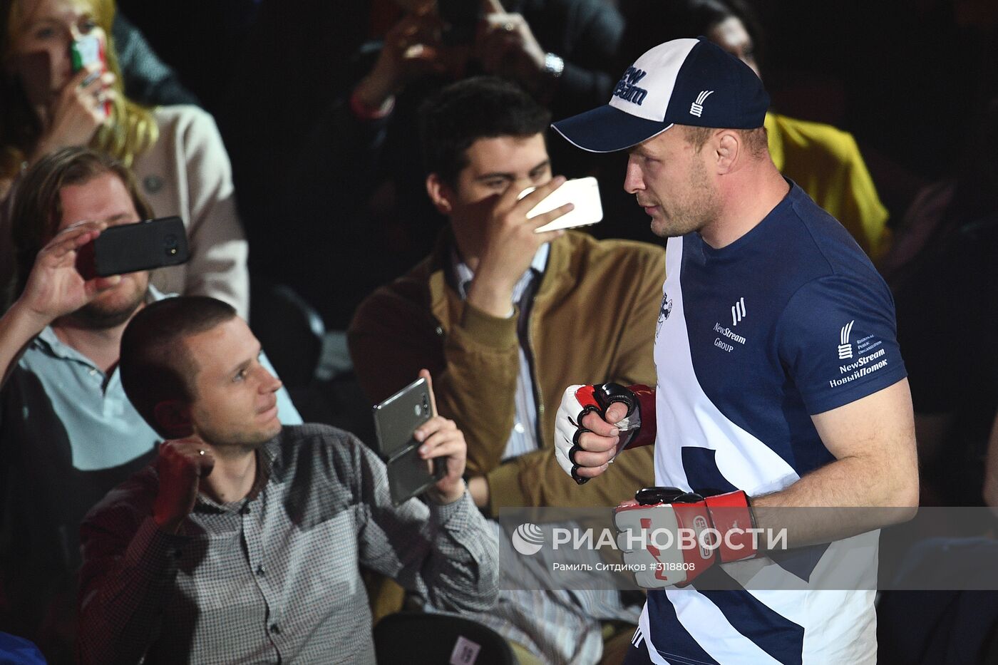 Смешанные единоборства. Бой между Александром Шлеменко и Брэндоном Хэлси