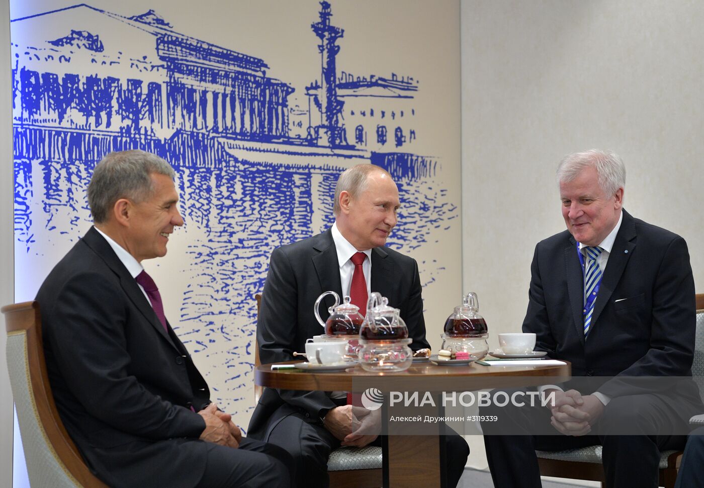 Президент РФ В. Путин на XXI Петербургском международном экономическом форуме. День второй