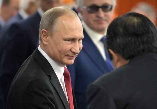 Президент РФ В. Путин на XXI Петербургском международном экономическом форуме. День второй