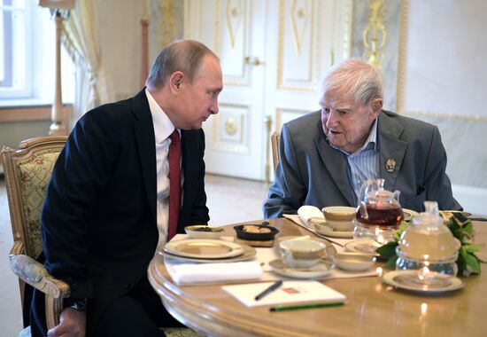 Рабочая поездка президента РФ В. Путина в Северо-западный федеральный округ