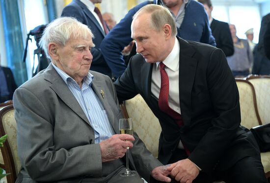 Рабочая поездка президента РФ В. Путина в Северо-западный федеральный округ