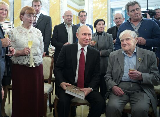 Рабочая поездка президента РФ В. Путина в Северо-западный федеральный округ