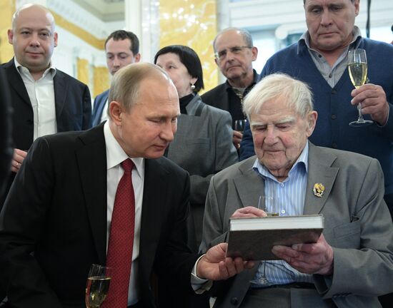 Рабочая поездка президента РФ В. Путина в Северо-западный федеральный округ