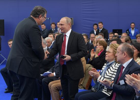 Рабочая поездка президента РФ В. Путина в Северо-западный федеральный округ